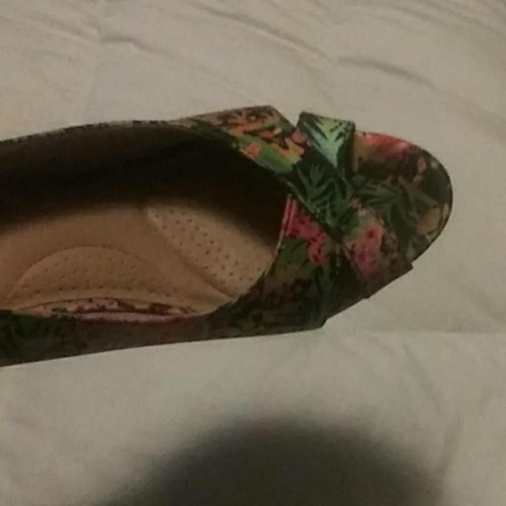 Shoes - Picture 2 of 3